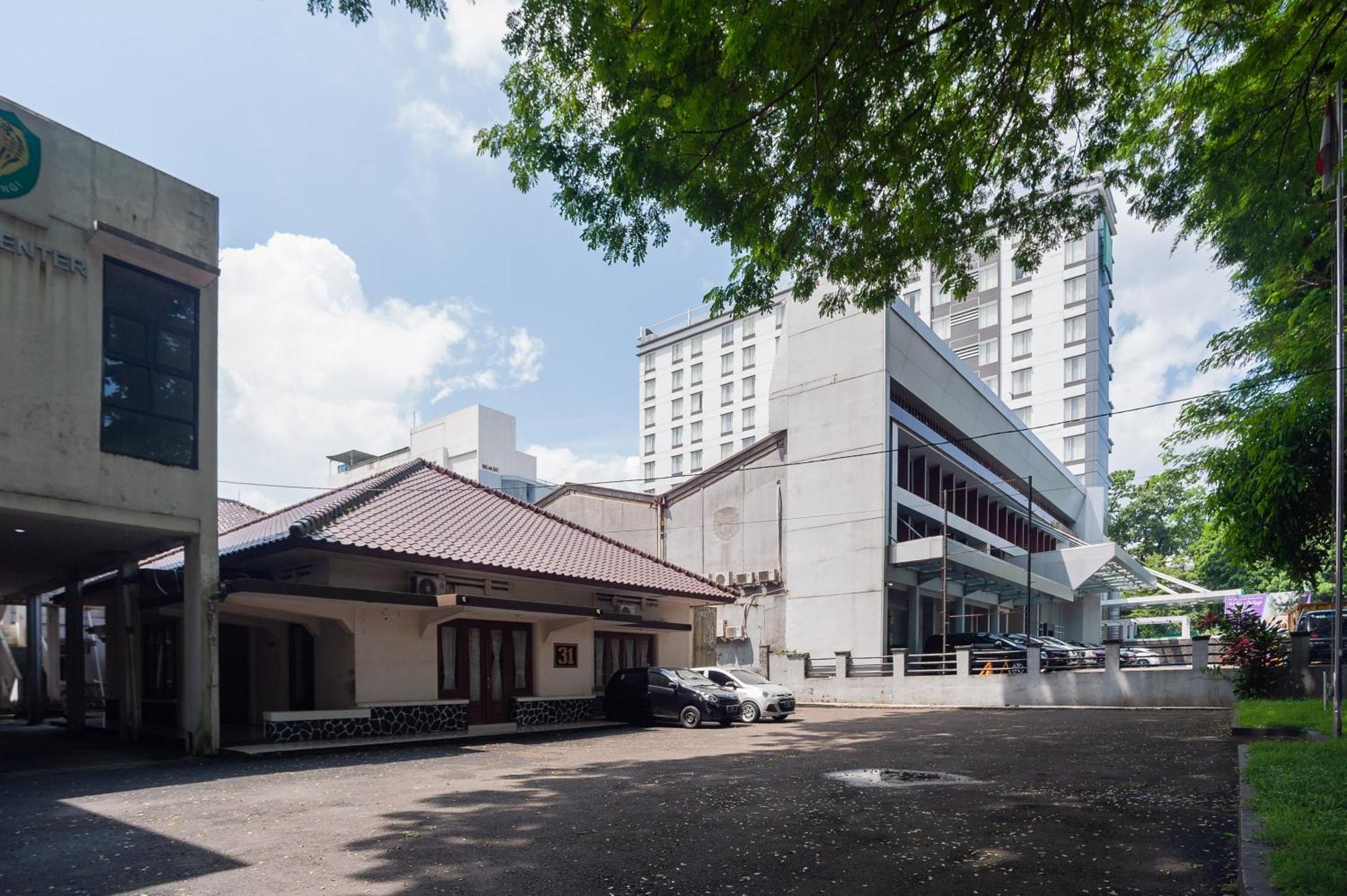 เรดดอร์ซ พลัส เนียร์ Rs Pmi โบโกร์ Hotel โบกอร์ ภายนอก รูปภาพ